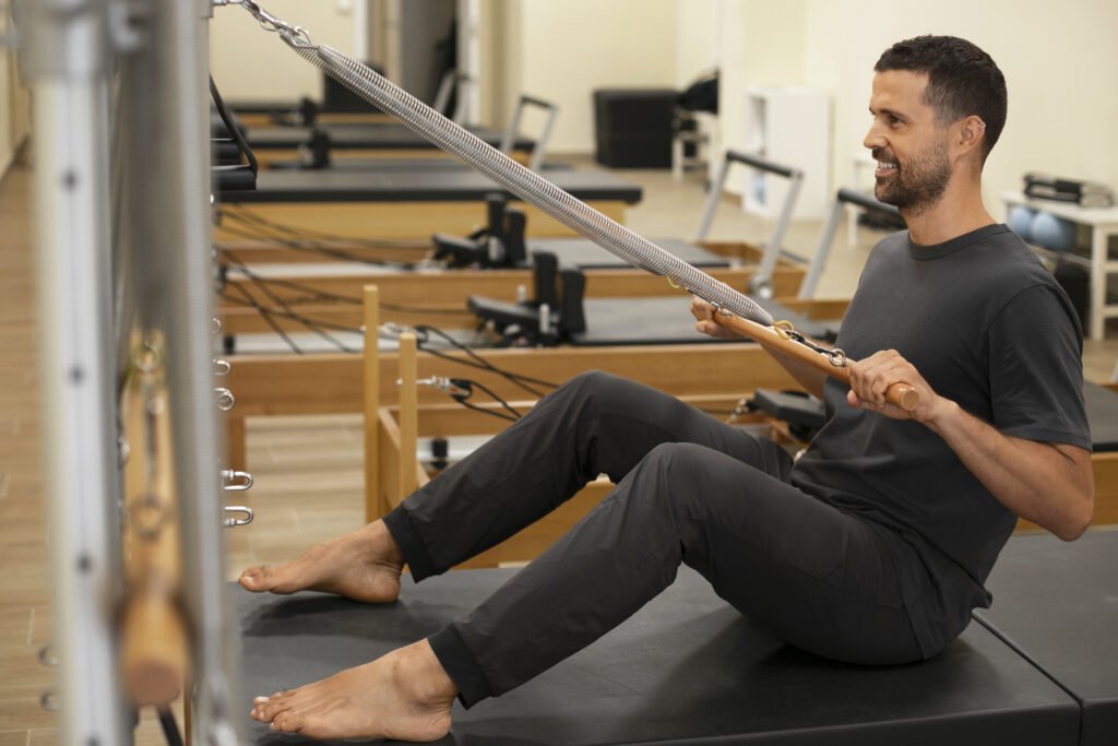 Homem praticando pilates