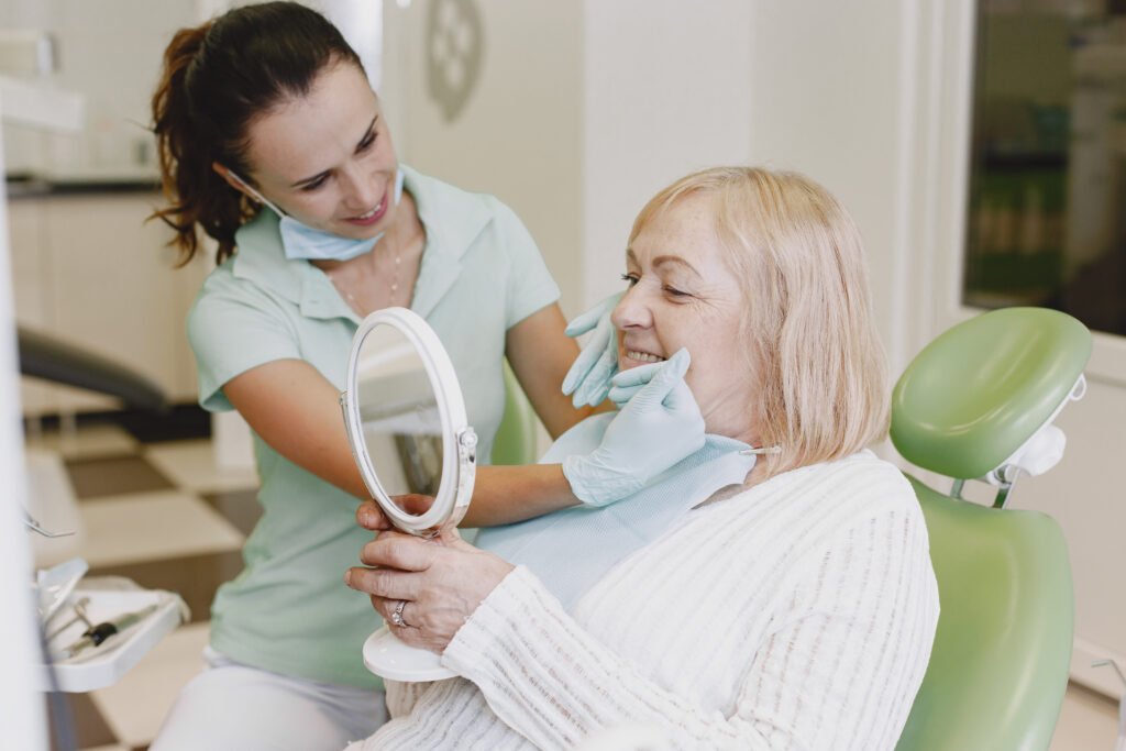 Idosa cuidando dos dentes no dentista
