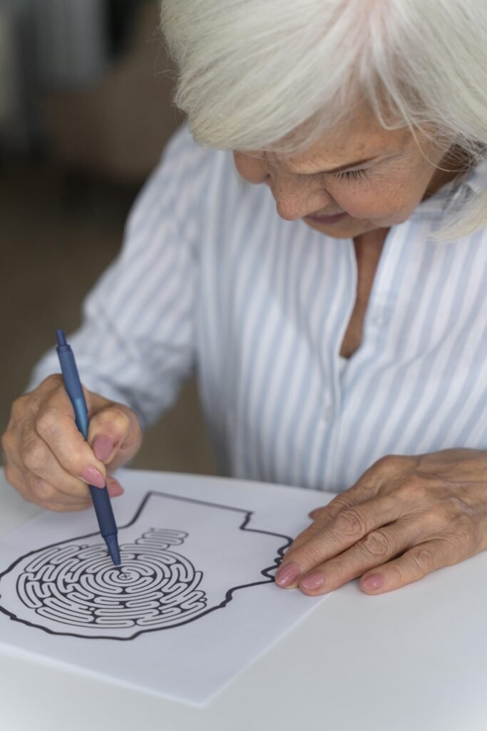 Idosa combatendo o Alzheimer